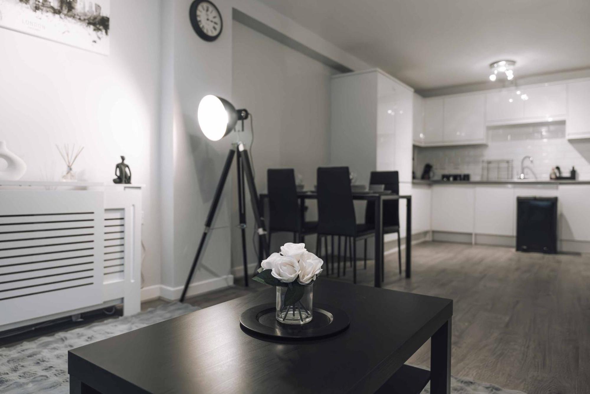 Stylish 2-Bed In Stratford Apartment London Bagian luar foto